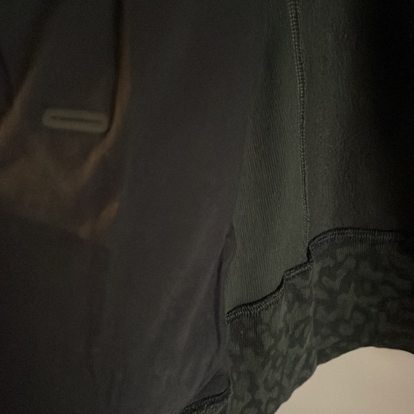 Like new Lululemon scuba hoodie size 10 in dark camo print - Picture 9 of 9